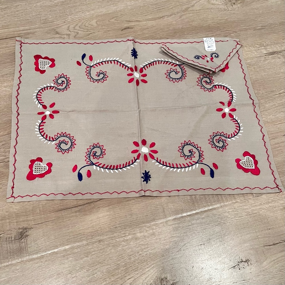 Vintage NEW Hand Embroidered Tablecloth Table Linen With 2 PCs Matching Napkins
